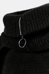 Bufanda de punto con cuello alto y cierre frontal con cremallera, diseñada con mangas largas integradas.