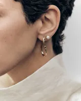 Aros de plata bañada en oro de 18k con diseño orgánico y brillante.