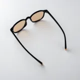 Lentes de sol con armazón carey de diseño redondo, con detalles metálicos dorados en las bisagras y cristales oscuros.