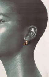 Aros pequeños tipo argolla, con diseño de doble banda, una dorada y otra esmaltada en color bordó.