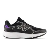 Championes de running New Balance modelo Fresh Foam Amaste, color negro con detalles en blanco y un toque de violeta en el talón. Presentan una entresuela con tecnología Fresh Foam para mayor amortiguación y una parte superior de malla transpirable con refuerzos sintéticos.