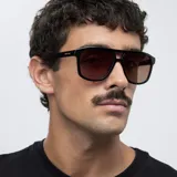 Lentes de sol de aviador con montura negra oversized y doble puente. Lentes marrones de nylon con protección UV400.