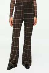 Pantalón flare de tul estampado con patrón de cuadros en tonos marrones y negros, tiro alto y silueta ajustada que se ensancha en la parte inferior.