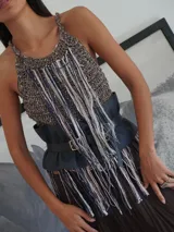 Top tejido al crochet color marrón con flecos.