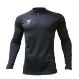 Buzo deportivo de hombre color negro, con mangas largas, cuello alto y cierre frontal parcial. Presenta un diseño ergonómico con textura técnica y logo de la marca estampado en el pecho.