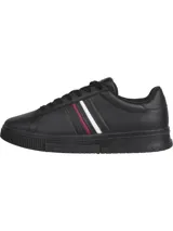Zapatillas Tommy Hilfiger de corte bajo confeccionadas en piel lisa color negro, con suela cupsole y logo de Tommy Hilfiger en bajo relieve en los laterales. Presentan detalles distintivos de la marca y logo engomado en el talón.