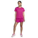 Remera deportiva Nike de manga corta, color fucsia, con tecnología Dri-Fit para la absorción del sudor. Presenta un gráfico de doble Swoosh en el pecho con diseño de líneas en movimiento y ruedo curvo con aberturas laterales.