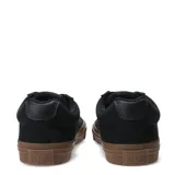 Championes Converse de estilo urbano, confeccionados en lona negra con detalles en cuero sintético. Presentan el logo de la marca en el lateral, puntera reforzada y suela de goma color caramelo (gum sole).