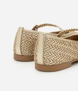 Bailarina de mujer con acabado metalizado y textura trenzada. Presenta una tira ajustable con hebilla metálica en el empeine y puntera redondeada.