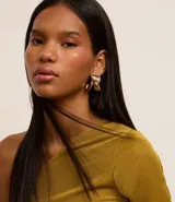 Aros dorados de metal con forma orgánica y cierre de tornillo.