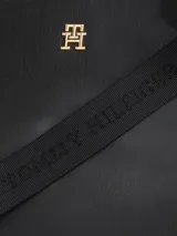 Cartera Tommy Hilfiger tipo tote color negro, confeccionada en poliuretano con acabado liso. Tiene doble asa superior, compartimento principal con cierre de cremallera y logo de metal en la parte delantera.