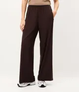 Pantalón deportivo de microfibra color verde, de corte recto y cintura elastizada, con línea lateral en contraste.