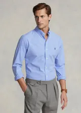 Camisa de hombre Polo Ralph Lauren, corte Custom Fit, confeccionada en popelina de algodón a cuadros celestes y blancos, con cuello abotonado y logo bordado en el pecho.
