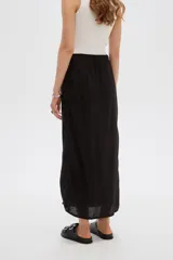 Falda midi de viscosa color beige con tajo frontal, tiro alto y diseño evasé.