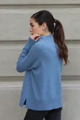 Suéter de punto color naranja, con cuello alto y mangas largas.