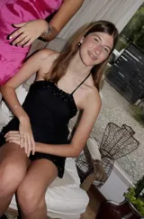 Vestido bordó con escote halter, cuello alto y volado en el ruedo.