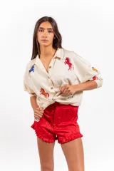 Short mini de jacquard tonal celeste con motivo de inspiración vintage y detalle de volados en el ruedo.