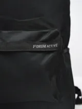 Mochila Forum Active con estampado tie-dye en blanco y negro, con un compartimento principal grande con cierre, un compartimento frontal pequeño con cierre y un bolsillo lateral abierto con elástico.