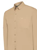 Camisa de manga larga RKF modelo Galiton, color beige, con cuello camisero, cierre frontal de botones y un bolsillo en el pecho con logo bordado. Cuenta con trabas para sujetar las mangas enrolladas.