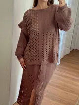 Sweater tejido con hilo de algodón color marrón, con calados y volados en los hombros.