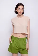 Short negro de lino y viscosa, corte holgado, con presillas, pinzas, bolsillos laterales y cierre con botón.