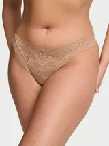 Panty tipo bikini confeccionado en encaje supersoft de tiro medio con detalle de roseta en la parte delantera.