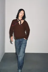 Jersey de punto confeccionado en 100% lana, con escote en pico y manga larga. Presenta acabados en rib en puños y bajo.