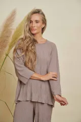 Conjunto de dos piezas color gris topo, con textura plisada. Incluye una blusa de manga larga y cuello redondo, y un pantalón de corte recto.