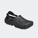 Zueco Crocs modelo Echo, color negro, con diseño esculpido y deportivo. Presenta una estructura moldeada con puertos de ventilación laterales, suela de doble densidad y una correa trasera ajustable con almohadilla para el talón.