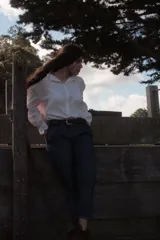 Pantalón jean azul oscuro de corte mom, confeccionado en 100% algodón, con pretinas en la cintura para un mejor ajuste.