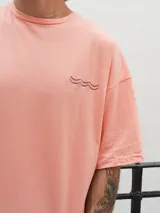 Remera gris jaspeado de algodón con corte boxy fit y bordado de olas verdes en el pecho.