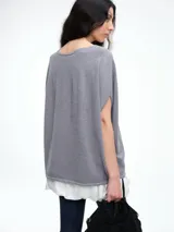 Top de silueta amplia y corte cuadrado, con mangas cortas caídas, cuello redondo y acabado con micro lentejuelas sutiles.