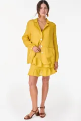 Blazer de lino italiano color beige, de botonadura sencilla, solapas clásicas, bolsillos de parche y detalle de puños tableados.