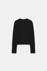 Cardigan de algodón negro de corte regular, con cuello redondo, manga larga y cierre frontal con pequeños botones.