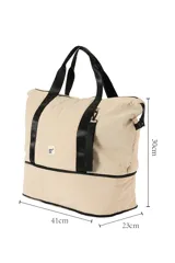 Bolso de nylon color beige, tipo shopper, con asas de mano y tiras negras. Cuenta con compartimento inferior con cierre y un llavero colgante desmontable.