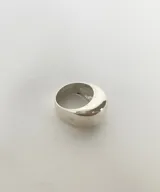Anillo plateado con forma redondeada.