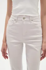 Pantalón jean blanco de tiro alto y corte recto, con bolsillos laterales y traseros.