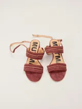 Sandalias de gamuza color bordó con taco bloque de charol, tiras con pespuntes artesanales en cuero y tira fina ajustable al tobillo.