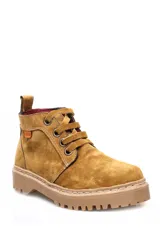 Bota acordonada de cuero gamuza color beige, con suela de goma dentada y forro interior a cuadros.