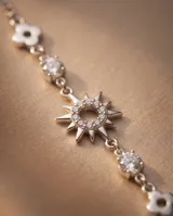 Pulsera de plata 925 con diseño de cadena fina, dije central en forma de sol adornado con circonias y pequeños detalles brillantes a lo largo de la estructura.
