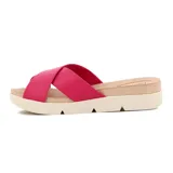 Sandalia tipo chinela de plataforma, color fucsia, con tiras anchas cruzadas en el empeine. La suela es de plataforma gruesa, con base de color madera claro y una capa inferior de goma blanca.