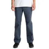 Pantalón Roark modelo Layover Utility de corte recto, color azul, con bolsillos delanteros tipo parche y trabillas para cinturón.