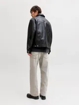 Jean baggy de tiro alto con calce holgado en toda la pierna. Diseño clásico de cinco bolsillos con lavado stonewash que le otorga un aspecto desgastado.