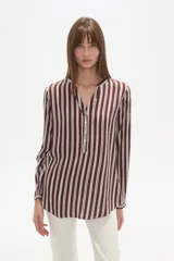 Blusa de viscosa con estampado de rayas verticales en tonos marrón y blanco, cuello mao y cierre frontal parcial con botones.