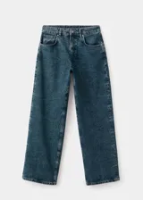 Jeans tiro medio de corte recto y largo, confeccionados en 100% algodón estilo tejano vaquero. Cuentan con trabillas para cinturón, cierre de botones y diseño clásico de seis bolsillos.