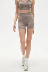 Short deportivo de calce ajustado, confeccionado en tejido de punto sin costuras con efecto melange.