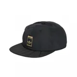 Gorra Adidas modelo SST de color negro, con visera plana texturizada y parche frontal con el logo de la marca en dorado.