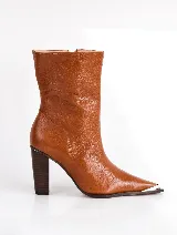 Bota de cuero color marrón con punta fina metálica y taco de madera.