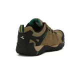 Championes de trekking Diadora color marrón con detalles en negro y verde.