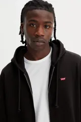 Buzo con capucha y cierre frontal completo de la marca Levi's. Presenta un diseño liso en color negro con bolsillos tipo canguro y el logo de la marca bordado en el pecho.
